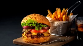 Bild på hamburgare och pommes